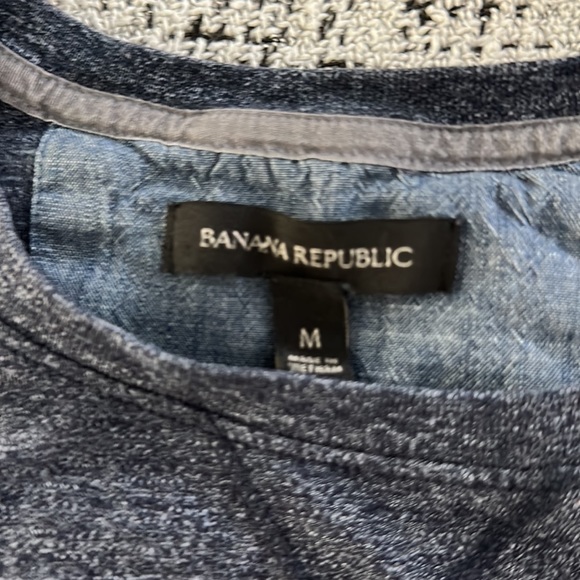 Banana Republic Tshirt - Picture 2 of 2